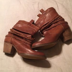 EUC Dingo leather boots, tan, 2” heel